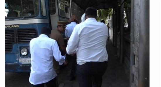 ඩොලර් රටින් පිටකිරීමේ : බැංකු නිලධාරීන් රිමාන්ඩ්